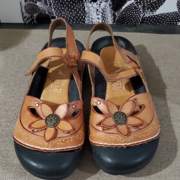 Brown Leather Sandals with Floral Design - Picture 5 of 15